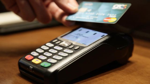 Οι μισές πληρωμές με κάρτα στην Ευρώπη γίνονται ανέπαφα