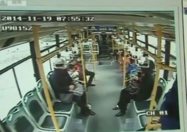 Βίντεο: Βιαζόταν και πήδηξε από το παράθυρο του λεωφορείου!