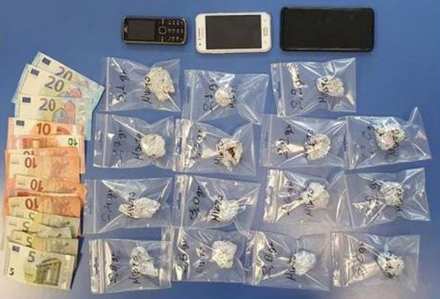 Συλλήψεις νεαρών που πουλούσαν ναρκωτικά