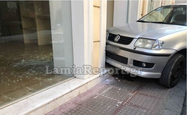 Λαμία: Αυτοκίνητο «καρφώθηκε» σε βιτρίνα στο κέντρο της πόλης - ΦΩΤΟ