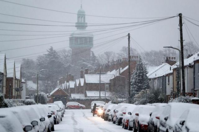 Χάος στη Βρετανία από τη σφοδρή χιονόπτωση! Μαζικές ακυρώσεις πτήσεων [pics]