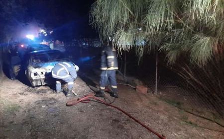 Εύβοια: Παρανάλωμα της φωτιάς δύο αυτοκίνητα έξω από σπίτι (ΦΩΤΟ)