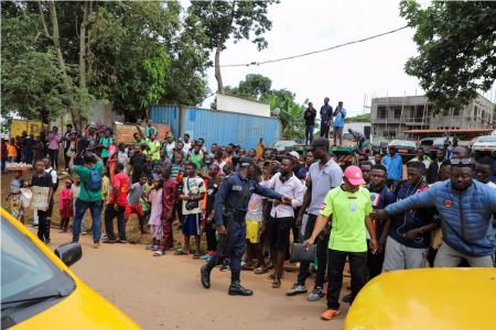 Κιλιάν Εμπαπέ: Ένταση με ένοπλους στρατιώτες και κόσμο μπροστά του στο Καμερούν