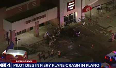 Μικρό αεροσκάφος συνετρίβη σε πάρκινγκ εμπορικού και τυλίχθηκε στις φλόγες – Νεκρός ο πιλότος