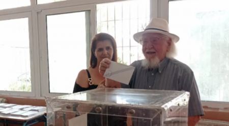 Ψηφοφόρος ετών 99: «Βγάλτε με και φωτογραφία, μπορεί να είναι η τελευταία φορά που ψηφίζω»