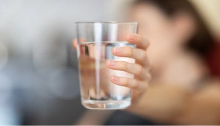 Το να μην πίνετε αρκετό νερό αυξάνει τον κίνδυνο θανάτου κατά 20%, σύμφωνα με νέα μελέτη