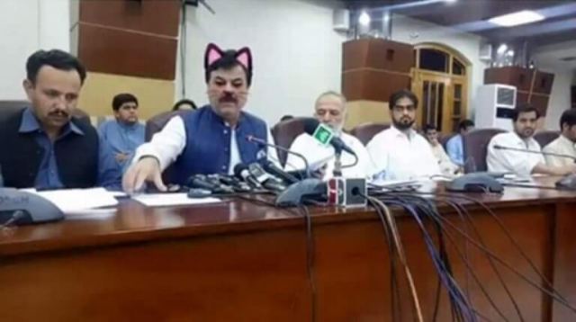 Πακιστάν: Υπουργός με… ροζ αυτάκια και μουστάκια γάτας!