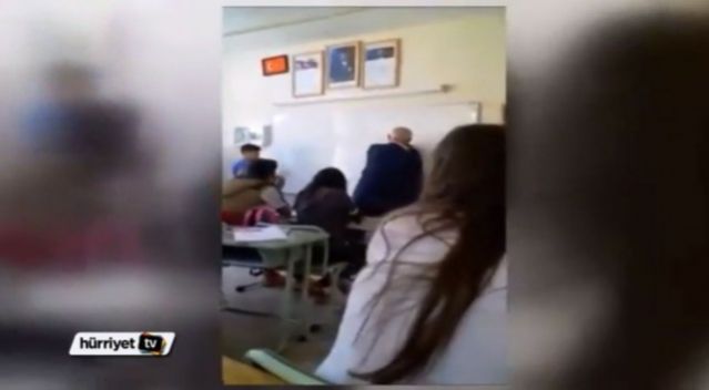 Video σοκ: Καθηγητής σκουπίζει τον πίνακα με το κεφάλι μαθητή