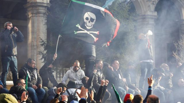 Ξύλο και καπνογόνα σε διαδήλωση οδηγών ταξί στη Ρώμη