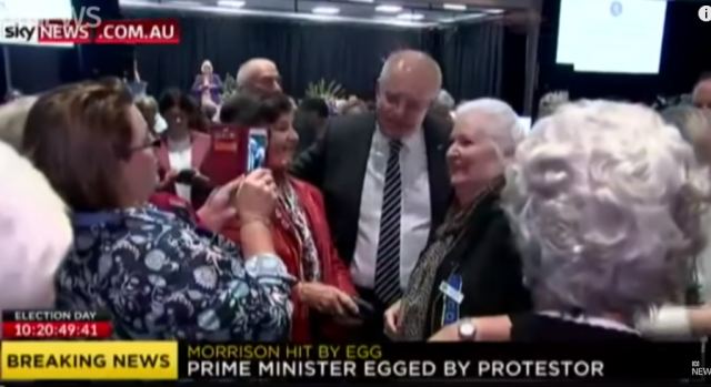 25χρονη πέταξε αυγό στο κεφάλι του Αυστραλού πρωθυπουργού