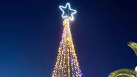 Το φωταγωγημένο Χριστουγεννιάτικο δέντρο… μήνα Ιούνιο στην Κρήτη