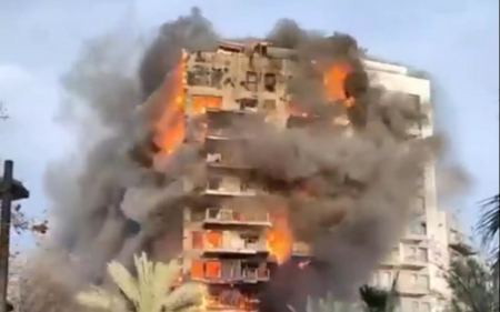 Φωτιά σε 14όροφο κτήριο στην Βαλένθια - Φλόγες εξαπλώνονται με πρωτόγνωρη ταχύτητα, πυροσβέστες πηδούν για να σωθούν