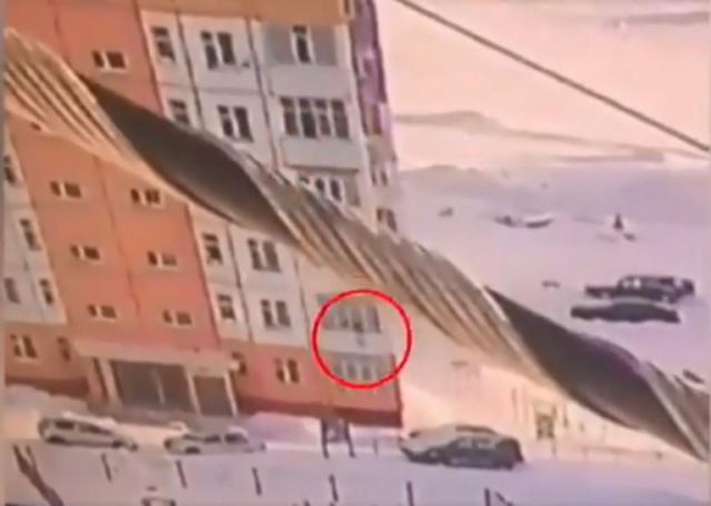 Θαύμα στη Ρωσία! Γυναίκα έκανε βουτιά από τον ένατο όροφο και σώθηκε