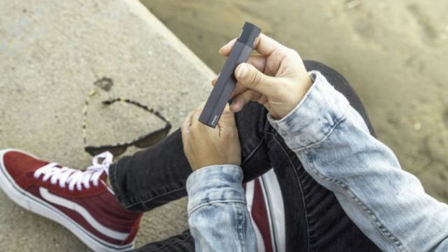 Ένας 7χρονος πήρε το ηλεκτρονικό τσιγάρο της μητέρας του και άρχισε να ατμίζει κάνναβη στην τάξη (pic)