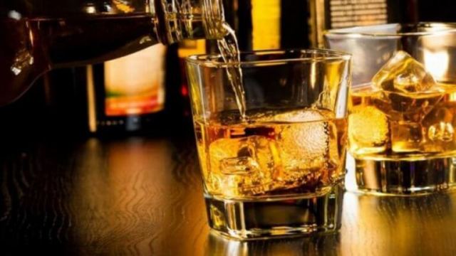 Αλκοόλ: Παρά τη μείωση στην κατανάλωση οι Έλληνες πίνουν πάνω από το μέσο όρο