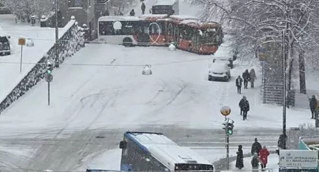 Σφοδρός χιονιάς σαρώνει το Ελσίνκι: Προβλήματα σε αυτοκινητόδρομους και αεροδρόμια
