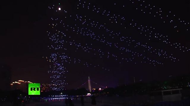 Βίντεο για ρεκόρ Γκίνες: Οι Κινέζοι φώτισαν το νυχτερινό ουρανό με 1000 drone
