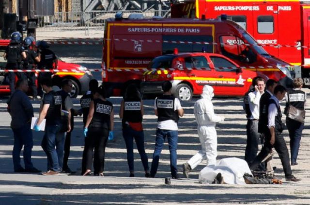 Συναγερμός στο Παρίσι - Εικόνες σοκ! Νεκρός στον δρόμο ο δράστης - Οπλοστάσιο το αμάξι του
