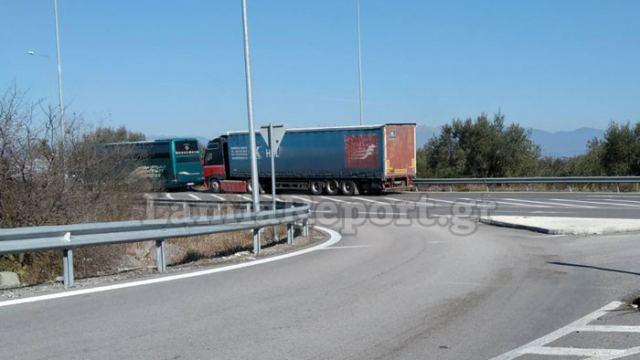Νταλίκα παραβίασε STOP και χτύπησε λεωφορείο του ΚΤΕΛ Φθιώτιδας