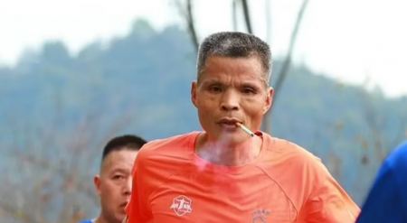 Viral ο 50χρονος Κινέζος που κάπνιζε ενώ έτρεχε σε μαραθώνιο - «Φανταστείτε να τρέχετε πίσω του»