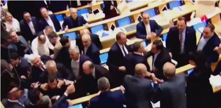 Γεωργία: Χάος στη Βουλή, πιάστηκαν στα χέρια για το νομοσχέδιο περί «ξένων πρακτόρων» - Μαζικές διαδηλώσεις