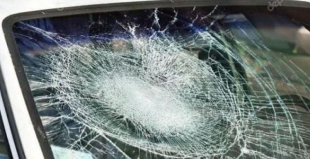 Χειροπέδες σε 16χρονο που πετούσε πέτρες στα αυτοκίνητα