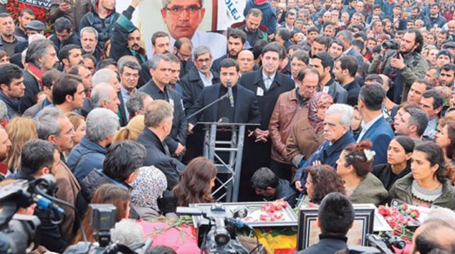 Τουρκία: 50.000 άνθρωποι στην κηδεία του δικηγόρου που εκτελέστηκε στο Ντιγιάρμπακιρ