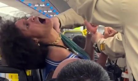 Τρελάθηκε γυναίκα σε πτήση, την έβγαλαν έξω σηκωτή – Βίντεο με τα ουρλιαχτά και τα ξεσπάσματά της