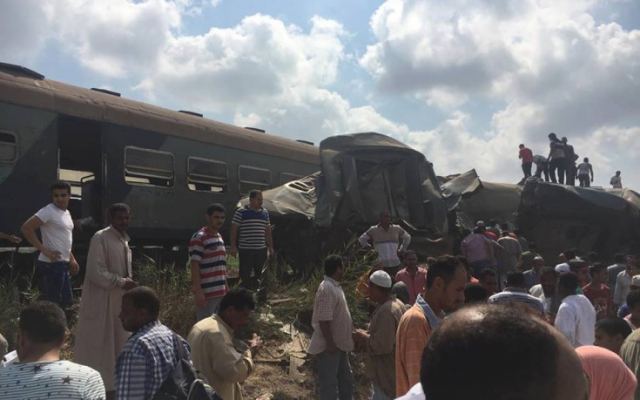 Ανεβαίνει συνεχώς ο αριθμός των θυμάτων από τη σύγκρουση των τρένων στην Αίγυπτο