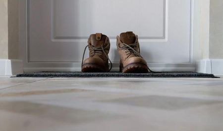 Περπατάς με τα παπούτσια μέσα στο σπίτι; – Ο αηδιαστικός λόγος που δεν θα έπρεπε