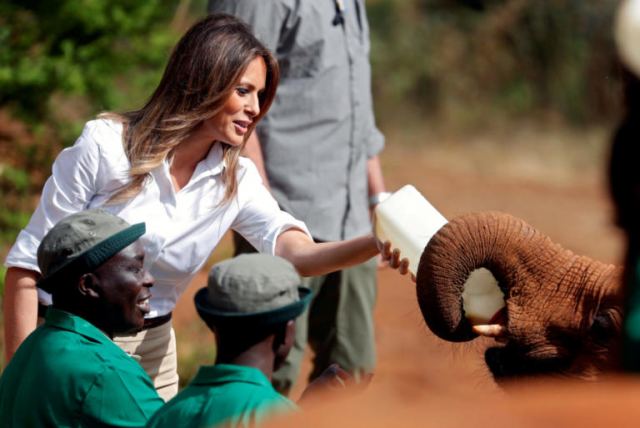«Έλιωσε» η Μελάνια Τραμπ τάισε ελεφαντάκια και έκανε σαφάρι στο Ναϊρόμπι – Pics, video