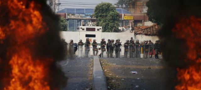 Βενεζουέλα: Αυτομόλησαν 13 στρατιωτικοί