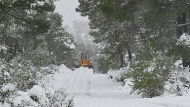 Φθιώτιδα: Μάχη με τα χιόνια για να ανοίξει ο δρόμος στη Δάφνη
