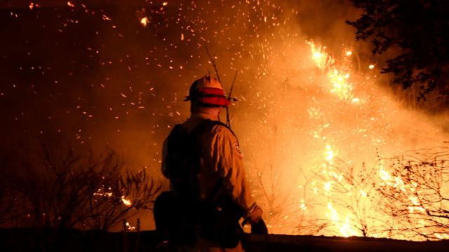 Χιλιάδες σπίτια απειλούνται στο Λος Αντζελες από τη μεγάλη πυρκαγιά