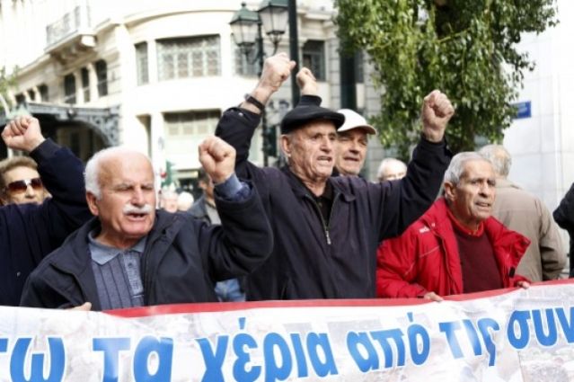FT: Η Ελλάδα δεν έχει να πληρώσει μισθούς και συντάξεις