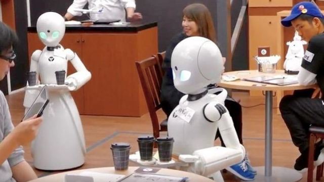 Άνοιξε η πρώτη στον κόσμο καφετέρια με σερβιτόρους-ρομπότ - ΒΙΝΤΕΟ
