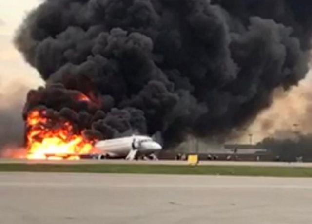 Μόσχα: 13 ψυχές χάθηκαν στην κόλαση φωτιάς – Ψάχνουν στα αποκαΐδια του αεροσκάφους για αγνοούμενους!