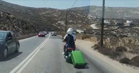 Δικάβαλο viral στη Μύκονο: Οδηγούσε σκούτερ και έσερνε βαλίτσα με ροδάκια (ΒΙΝΤΕΟ)