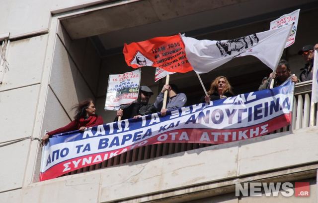Πανό στα μπαλκόνια του υπουργείου Οικονομικών κρέμασαν οι εργαζόμενοι στους Δήμους