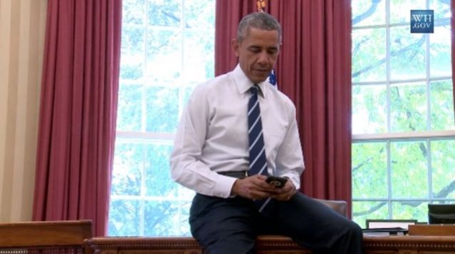 Βίντεο: Ο Ομπάμα στέλνει χαλαρός το πρώτο του tweet