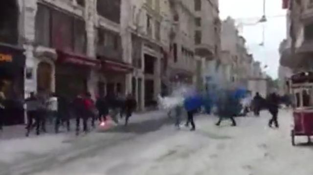 Επεισόδια στην πλατεία Ταξίμ με τραυματίες έλληνες φιλάθλους (ΒΙΝΤΕΟ)