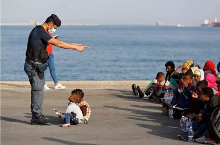 Ιταλία: Τραγωδία με 2 μωρά που απανθρακώθηκαν σε σκάφος με μετανάστες