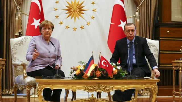Αναστολή των διαπραγματεύσεων ΕΕ-Τουρκίας ζητεί η Μέρκελ