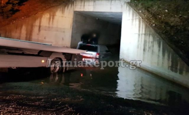 Λαμία: Αυτοκίνητο εγκλωβίστηκε κάτω από γέφυρα - ΦΩΤΟ