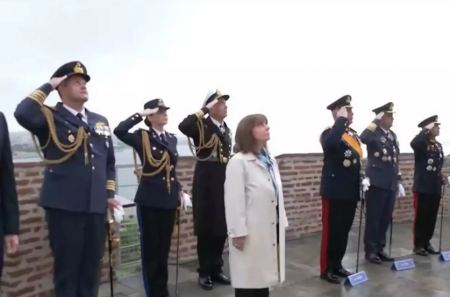 Η Κατερίνα Σακελλαροπούλου στην έπαρση σημαίας στο Λευκό Πύργο