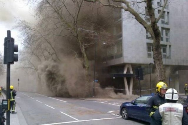 Εκκένωση στο Λονδίνο: Φωτιά έβγαλε χιλιάδες ανθρώπους στον δρόμο (ΒΙΝΤΕΟ + ΦΩΤΟ)