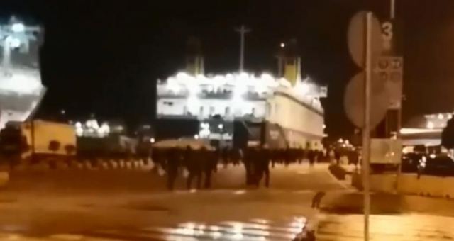 ΑΕΚ – Ολυμπιακός: Βίντεο από τα επεισόδια στο λιμάνι του Πειραιά!