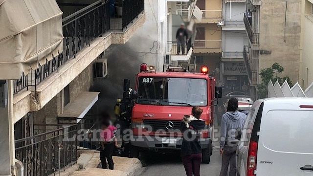 Λαμία: Φωτιά σε υπόγειο διαμέρισμα με μικρά παιδιά στο κέντρο της πόλης