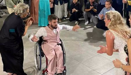 Λάρισα: Χόρεψε το ζεϊμπέκικο της ζωής του σε αναπηρικό αμαξίδιο στο γάμο της αδερφής του