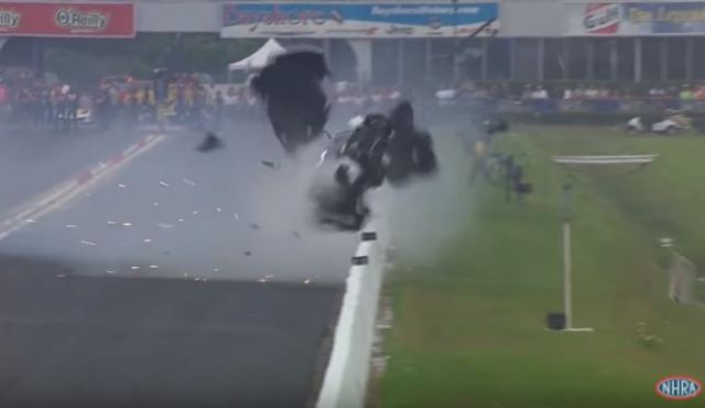 “Πέταξε” και διαλύθηκε! Τρομακτικό ατύχημα σε αγώνα dragster (VIDEO)